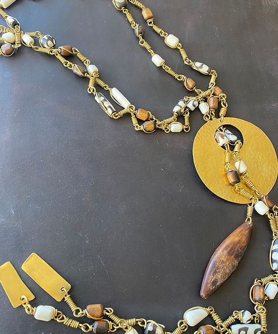 BROWN/WHITE CHARM NECKLACE